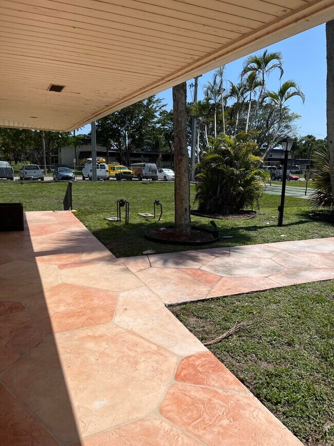 Building Photo - 143 West Ct