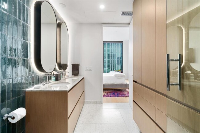 Building Photo - 610 Davis St