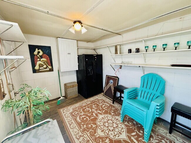 Building Photo - 4 bedrooms, 2 kitchens, 2.5 bathrooms, lau...