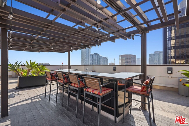 Building Photo - 655 S Hope St