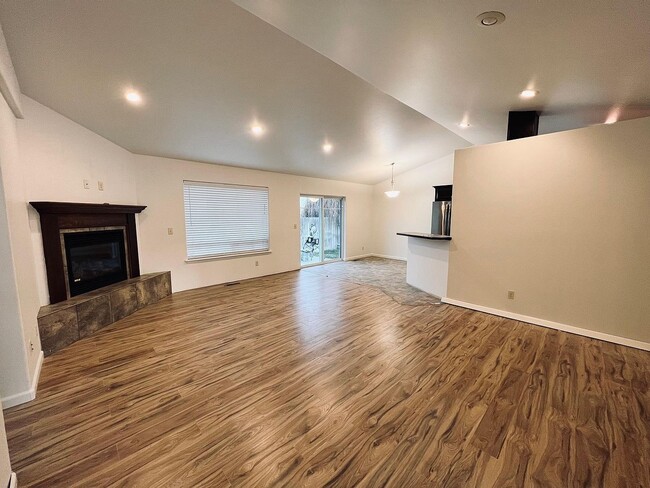 Building Photo - 902 Fawn Cir