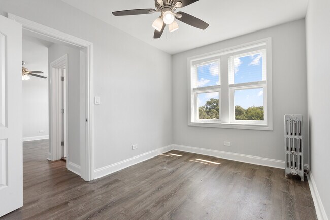 Building Photo - 1521 W Sherwin Ave