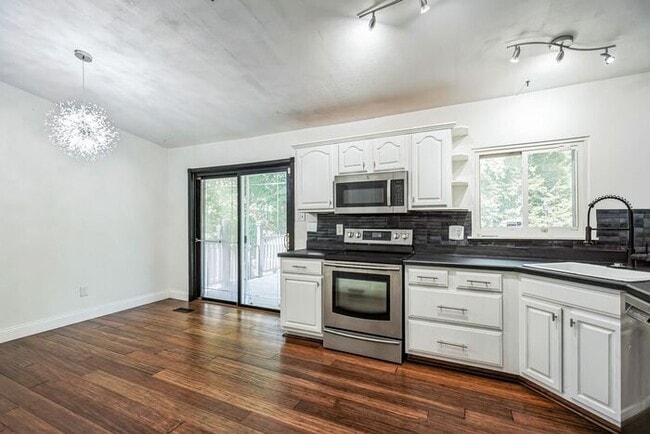 Building Photo - 12100 Silver Maple Dr