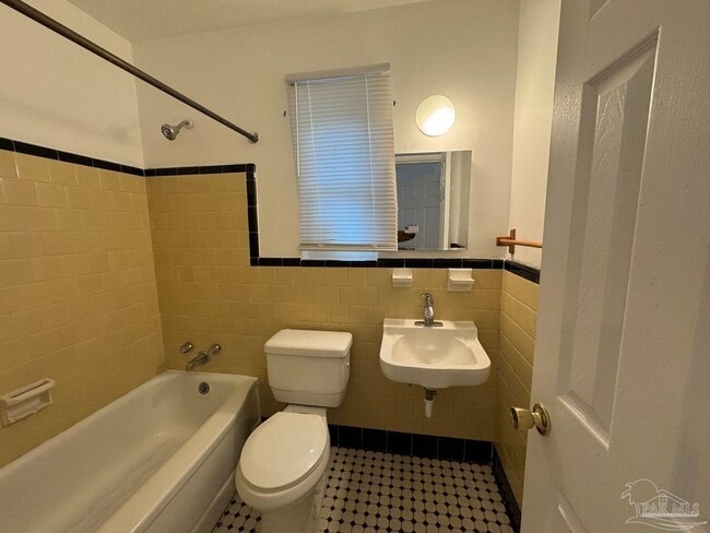 Building Photo - 205 Holmes Dr