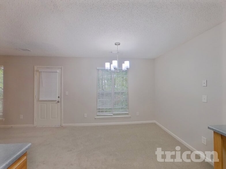 Building Photo - 7913 Four Oaks Ct