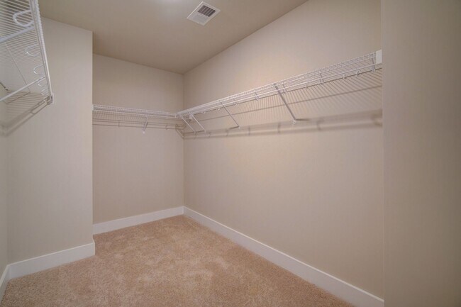 Building Photo - Gorgeous 4 BR, 3BA, Home with Loft, and 2 ...