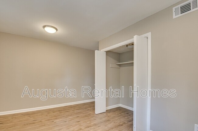 Building Photo - 148 Chalet N Blvd