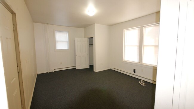 Building Photo - Updated large 2BR 1BA home with driveway p...