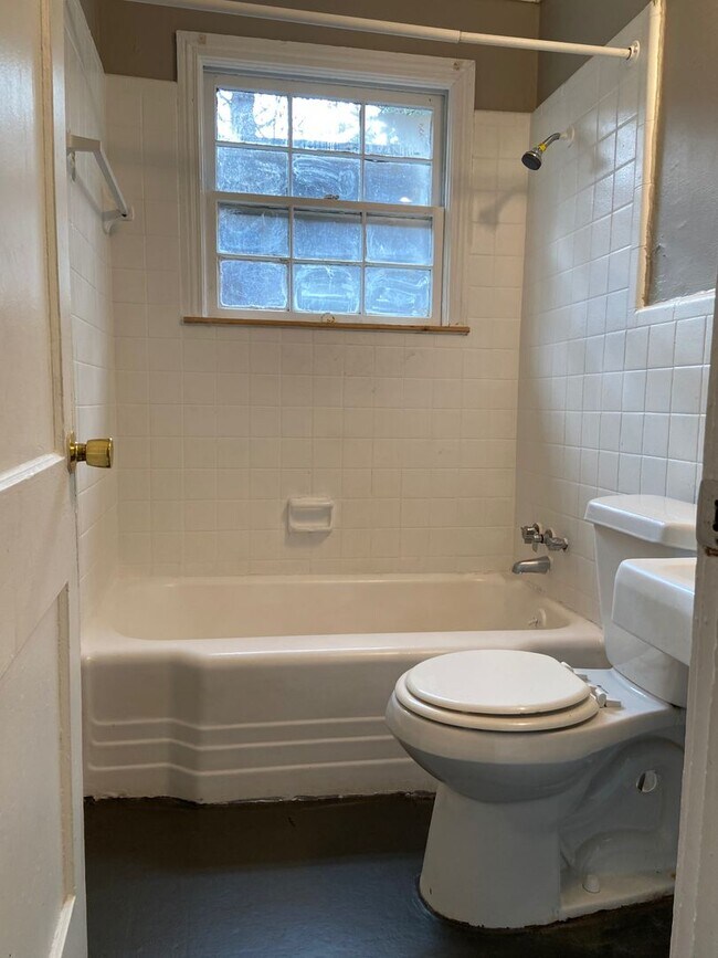 Building Photo - **AVAILABLE NOW**Near Ft. Benning/Columbus, GA 3 Bedroom / 1 Bathroom Home for Rent***