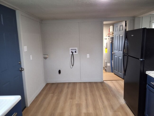 Building Photo - Comfy 2 Bedroom, 1 Bath House located in Radcliff