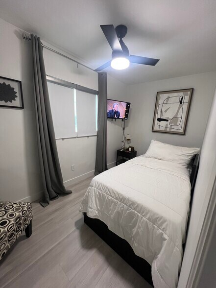 Building Photo - 527 W Colden Ave