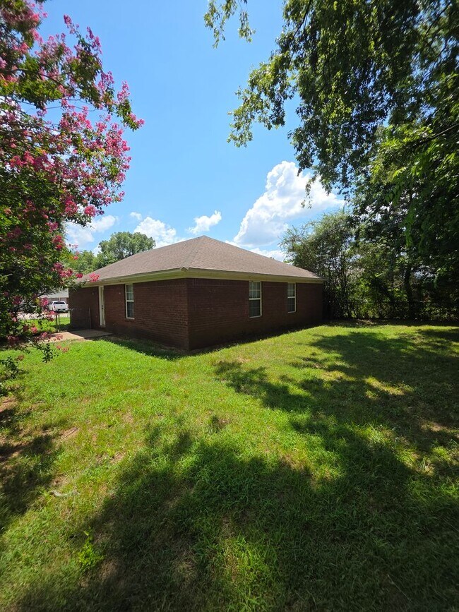 Building Photo - 106 Willow Creek Dr