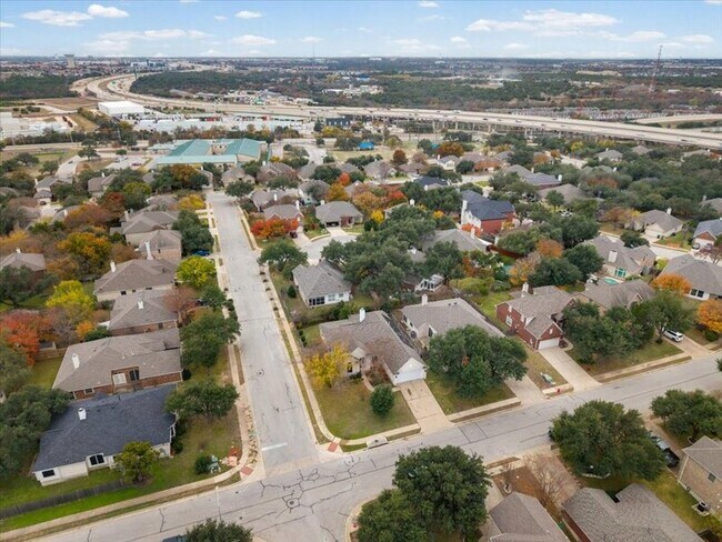 Building Photo - 920 Savanna Ln