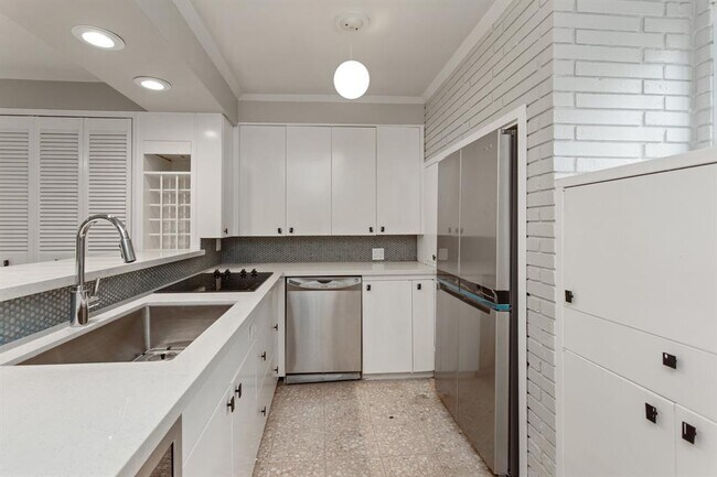 Building Photo - 10234 Hazelhurst Dr