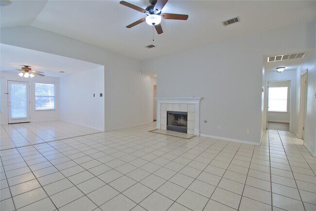 Building Photo - 120 Greenside Ln