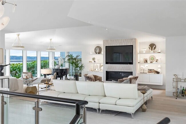 Building Photo - Leschi Waterfront Home