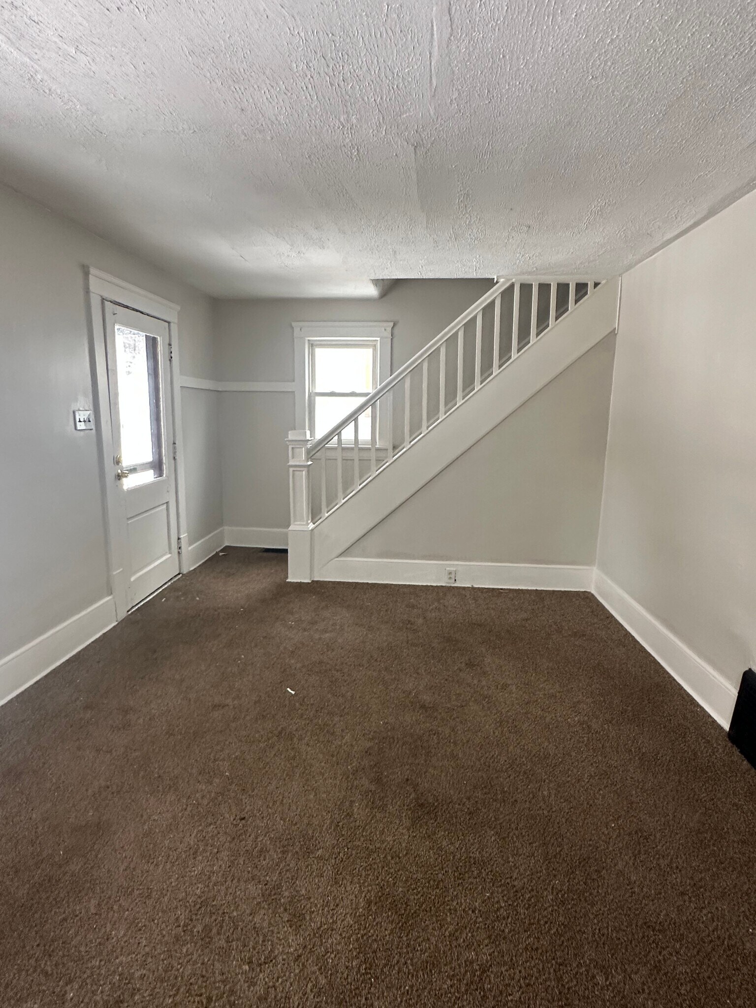 Building Photo - 872 E Crosier St