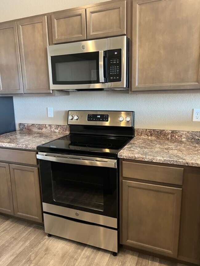 Building Photo - PRACTICALLY NEW 3 Bedroom Townhome