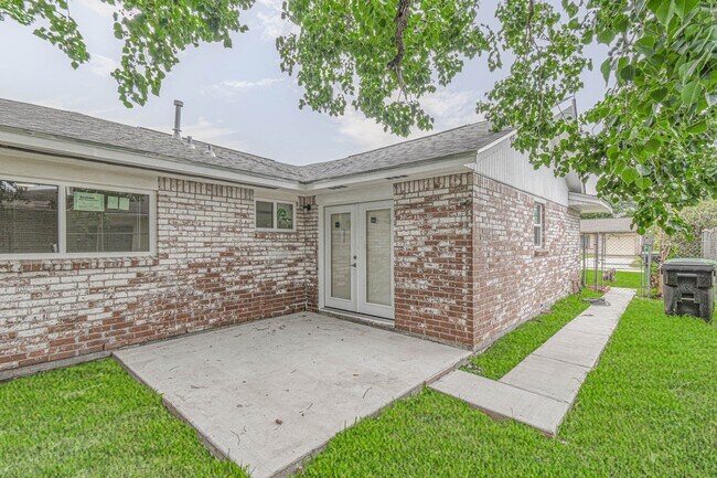 Building Photo - 5003 Denoron Dr