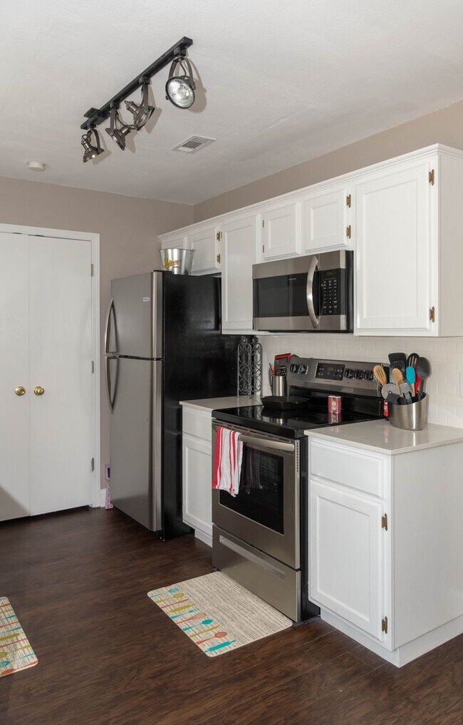 Building Photo - Updated 3-bedroom 2 bath home in Fayettevi...