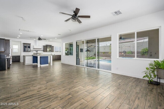 Building Photo - 1221 E Paseo Way