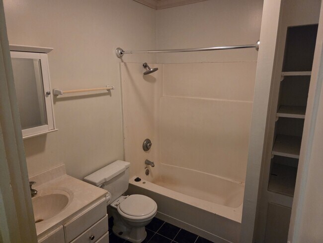 Building Photo - 807 Ferris Ct