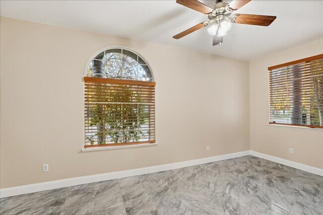 Building Photo - 70 Arches Cir