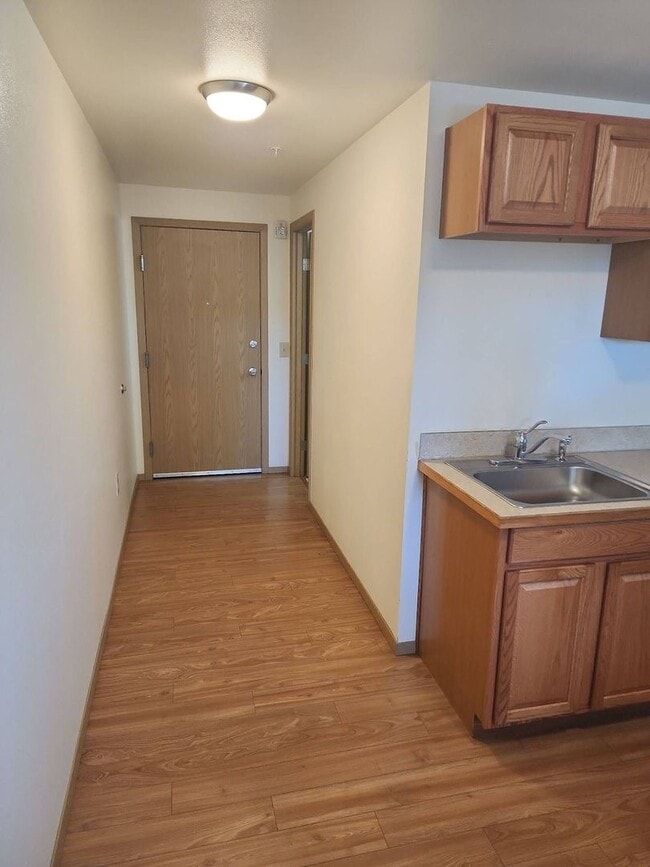 Building Photo - Studio!