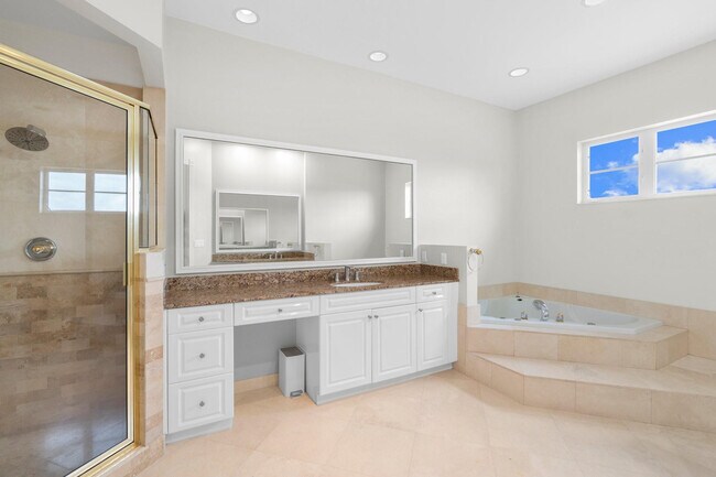 Building Photo - 2739 NE 15th St