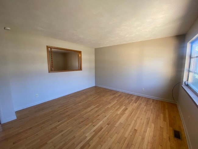 Building Photo - 2 bedroom 1.5 bath charming home