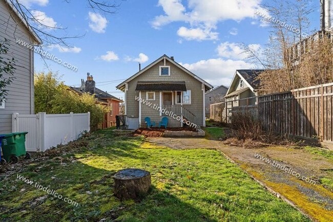 Building Photo - 4-bedroom 2-bathroom home located blocks from University of Portland- Pet Friendly!