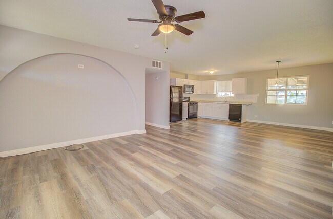 Building Photo - 334 W Harding Ave