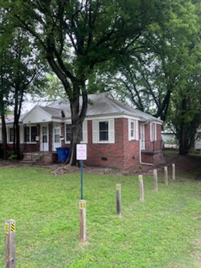 Building Photo - Dillon-2001-2003 South U Duplex