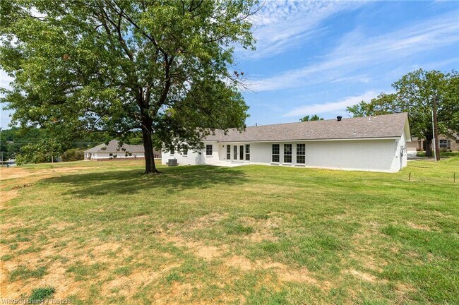 Building Photo - 2020 Country Club Ave