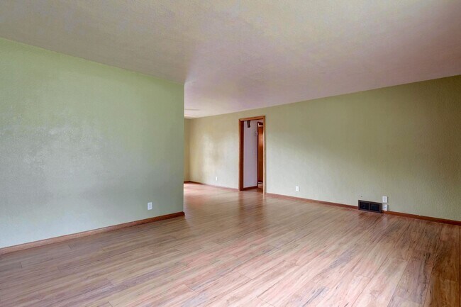 Building Photo - 3 Bedroom Single Story House w/Large Fence...