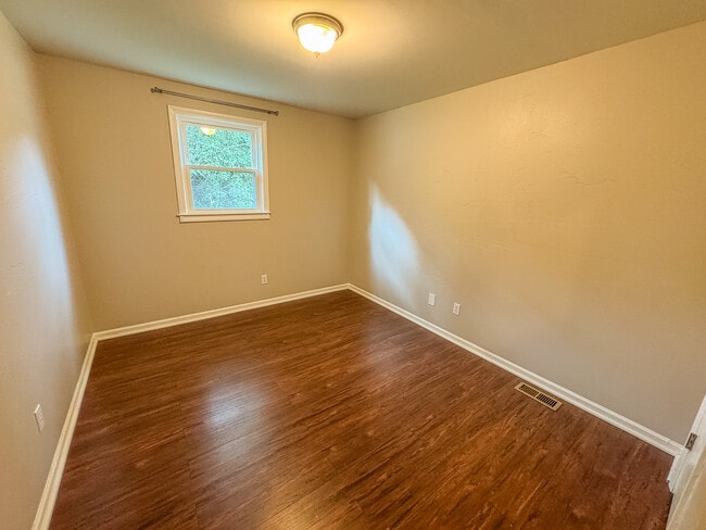 Building Photo - 404 McElhaney Rd