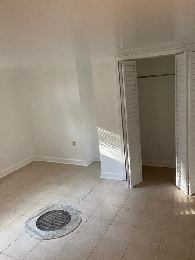 Building Photo - 5749 N Spaulding Ave