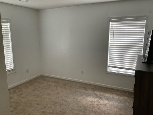 Building Photo - Beautiful 4 Bedroom/  2.5 Bath located in ...