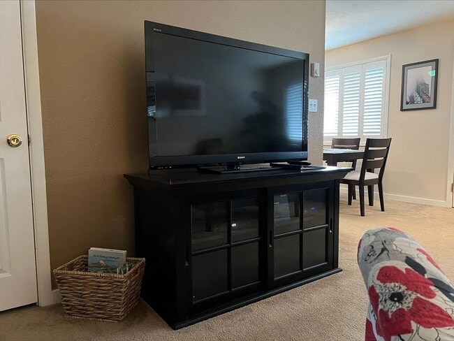 Building Photo - Furnished 2 bed/1 bath Apartment in Long Beach/All utilities Included