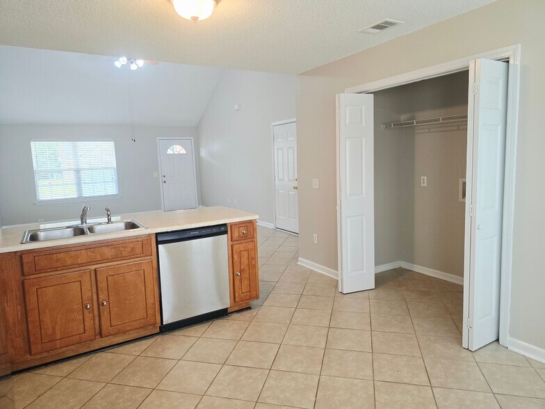 Building Photo - 111 Quarterhorse Dr