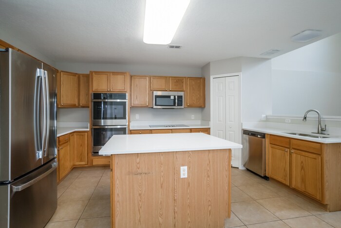 Building Photo - 2401 Foxhollow Rd