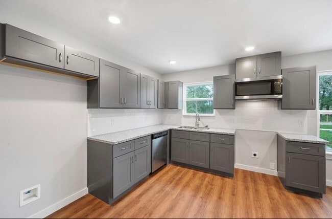 Building Photo - For Lease | 3 Bed, 2 Bath | 1,106 Sq Ft | East Way Manor |