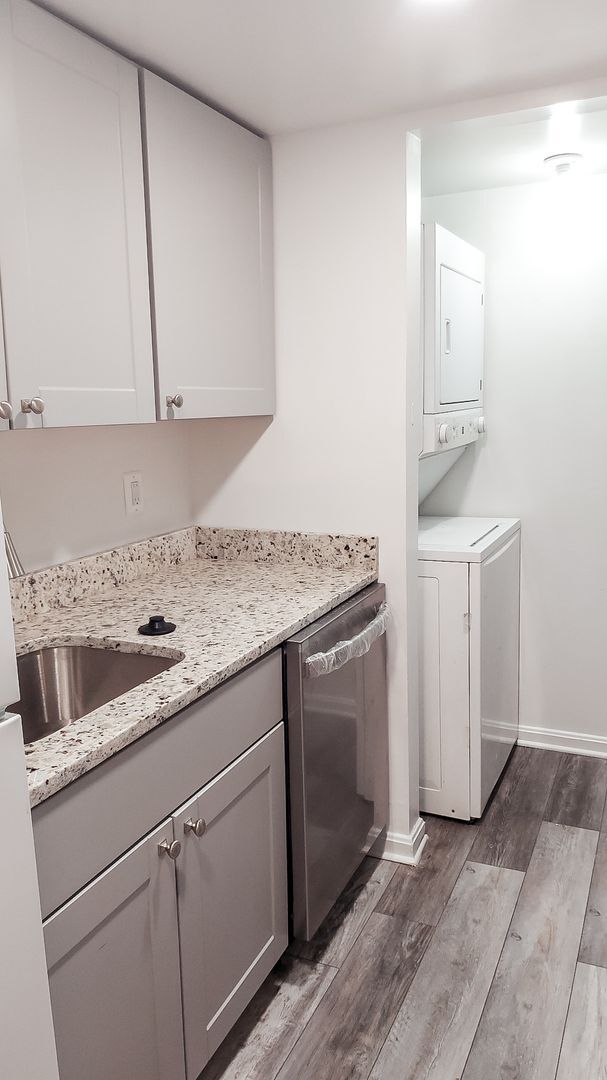 Building Photo - Spacious And Renovated 3 Bed 2 Bath Interi...