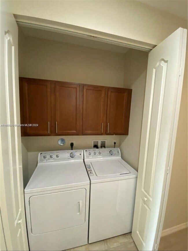 Building Photo - 5236 SW 77th Way