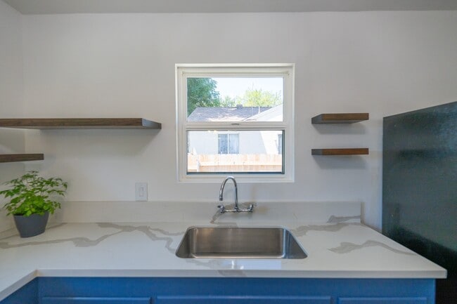 Building Photo - 7512 Woodley Ave