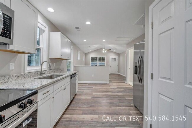 Building Photo - 1424 Varnell Ave NE