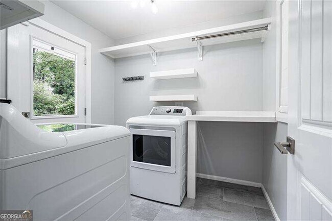 Building Photo - 2470 Landeau Cir