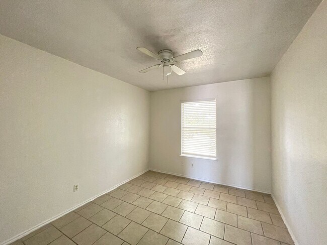 Building Photo - 1705 Cedarhill Dr