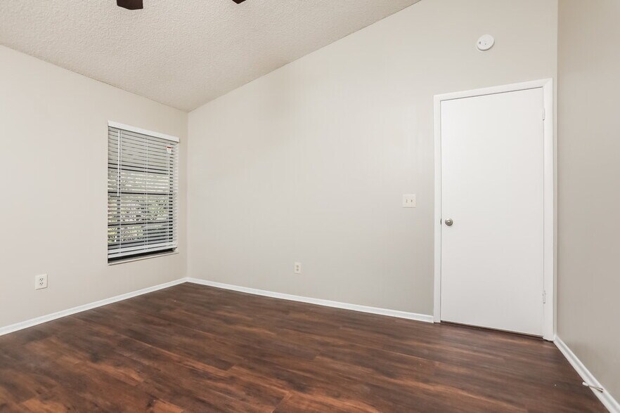 Building Photo - 806 E Charing Cross Cir