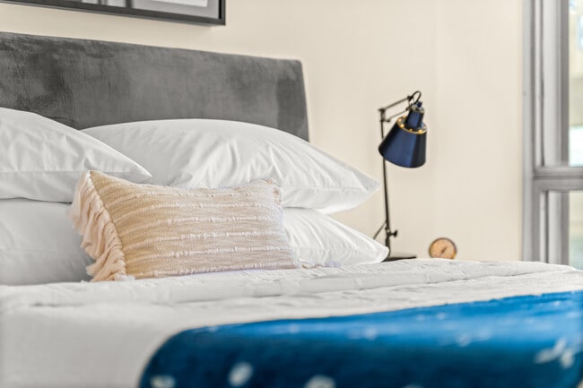 Building Photo - 340 W Diversey Pkwy